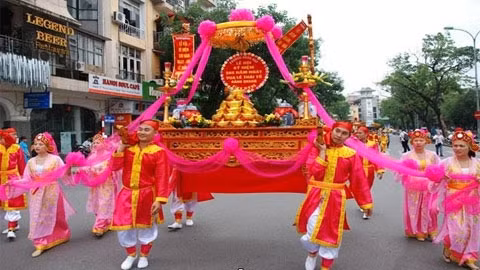 Lễ vật của bà con nhân dân phường Hàng Bạc.
