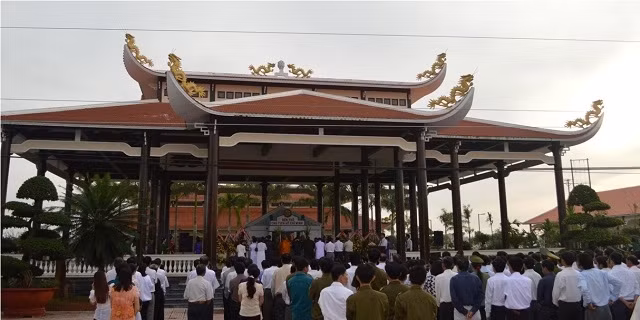 Đông đảo cán bộ và nhân dân Bạc Liêu viếng Đền thờ Bác Hồ ở xã Châu Thới. 