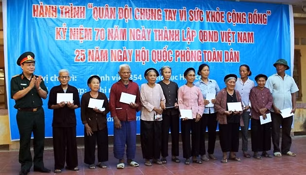 Lãnh đạo bệnh viện trao quà cho người nghèo, gia đình chính sách.