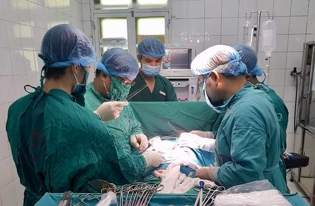 Cắt bỏ khối u trên má cho cụ ông 91 tuổi