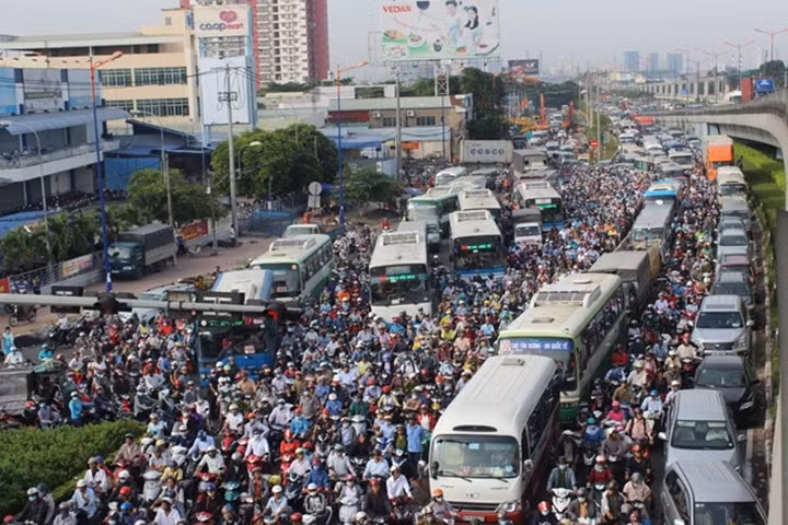 Hoạt động giao thông là một trong những nguyên nhân chính gây phát thải khí nhà kính ở TP Hồ Chí Minh. Ảnh: VĂN BÌNH