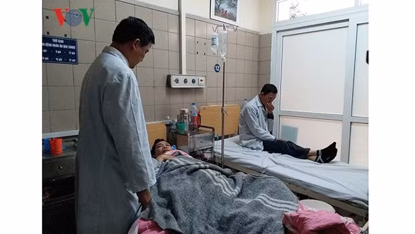 Thăm hỏi bệnh nhân ngộ độc rượu tại Trung tâm Chống độc, Bệnh viện Bạch Mai (Ảnh: VOV).