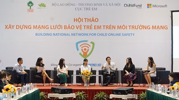 Các chuyên gia, đại biểu nhỏ tuổi cùng trao đổi về bảo vệ an toàn cho trẻ em trên môi trường mạng.