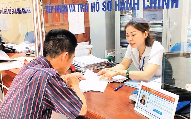 Cán bộ tại Bộ phận một cửa phường Nguyễn Du, quận Hai Bà Trưng giải quyết thủ tục hành chính cho người dân. Ảnh: NGUYỄN CÔNG