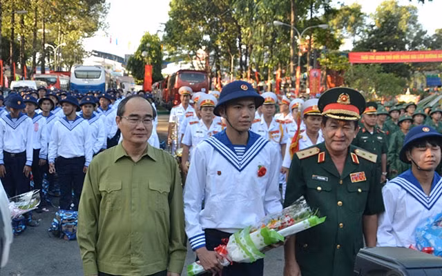 Đồng chí Nguyễn Thiện Nhân, Ủy viên Bộ Chính trị, Bí thư Thành ủy TP Hồ Chí Minh tặng hoa cho các tân binh.