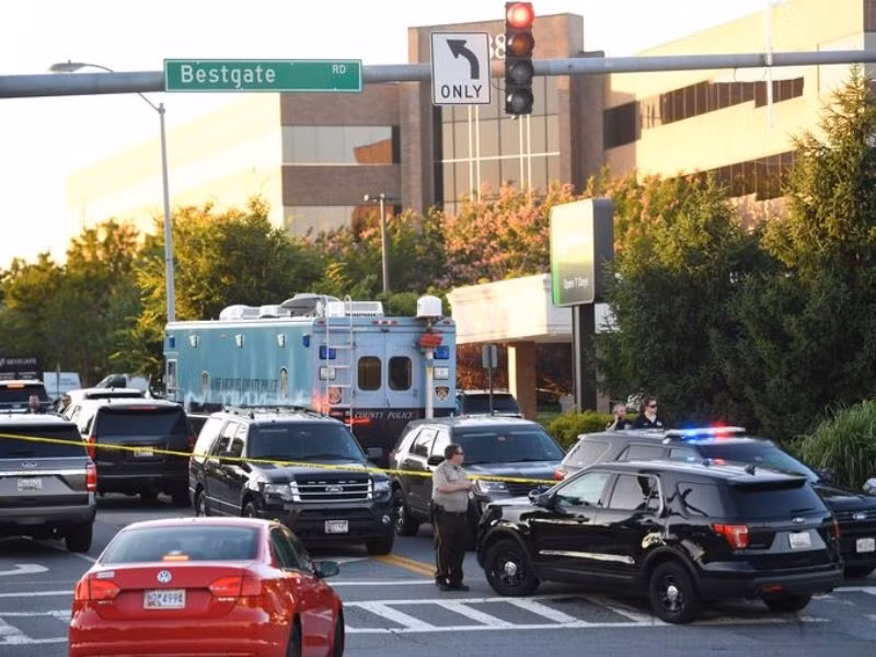 Cảnh sát phong tỏa khu vực chung quanh tòa soạn báo Capital Gazette. (Ảnh: USA Today)