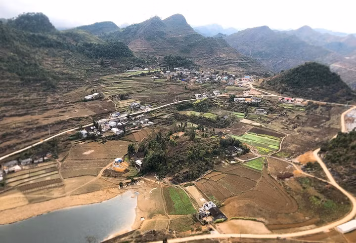 Toàn cảnh Lô Lô Chải nhìn từ cột cờ Lũng Cú. Ảnh: Quang Thế 