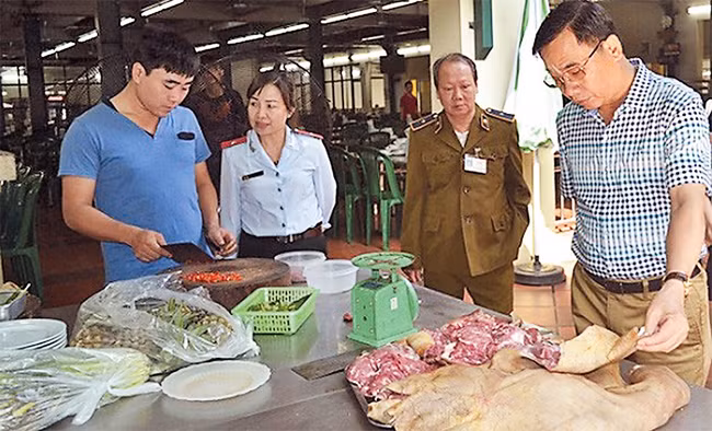 Lực lượng chức năng kiểm tra tại một cơ sở kinh doanh dịch vụ ăn uống trên địa bàn quận Thanh Xuân. Ảnh: HƯƠNG GIANG