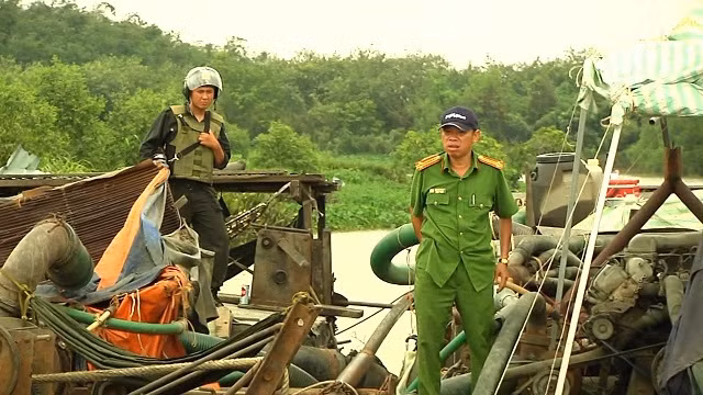 Cảnh sát Cơ động được huy động để vây bắt các đối tượng bơm hút cát trái phép trên sông Đồng Nai.