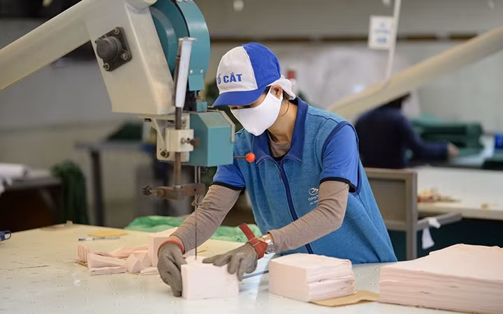 Sản xuất mặt hàng khẩu trang kháng khuẩn tại Công ty Dệt kim Đông Xuân (Hà Nội).