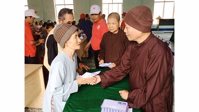 Đại diện Giáo hội Phật giáo tỉnh Thừa Thiên - Huế trao quà hỗ trợ người dân vùng bị thiên tai.
