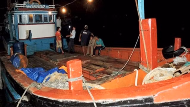Tàu cá của ngư dân Đỗ Thành bị tàu Trung Quốc tấn công vào trưa ngày 26-11-2014.