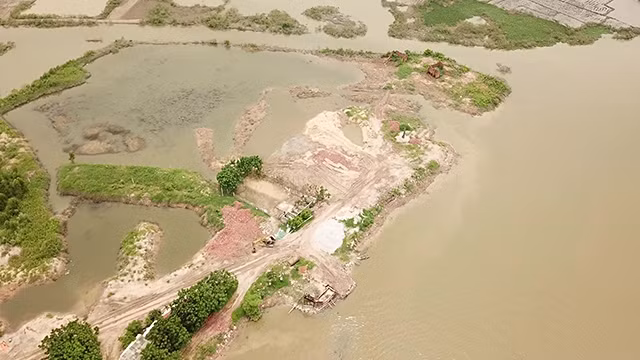Quãng sông nơi Hùng Phát xả thải ban đêm, đến trưa ngày 3-8 vẫn còn đầy những váng dầu.