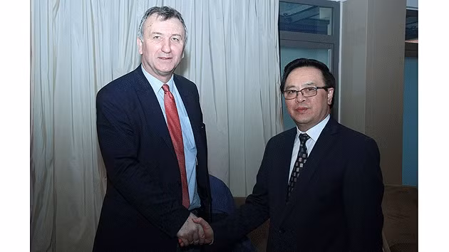 Trưởng Ban Đối ngoại T.Ư Hoàng Bình Quân tiếp ông Maurice Braud, Bí thư của Đảng Xã hội Pháp.