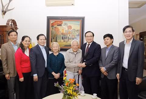 Bí thư Thành ủy Hoàng Trung Hải thăm và chúc sức khỏe đồng chí Nguyễn Văn Trân. (Ảnh: DUY LINH)