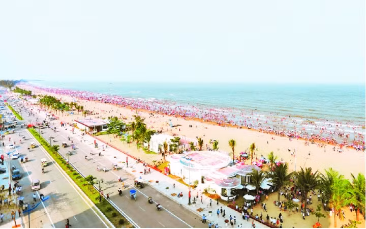 Không gian bên bờ biển Sầm Sơn (Thanh Hóa) sau chỉnh trang, cải tạo. Ảnh: HƯƠNG THÀNH