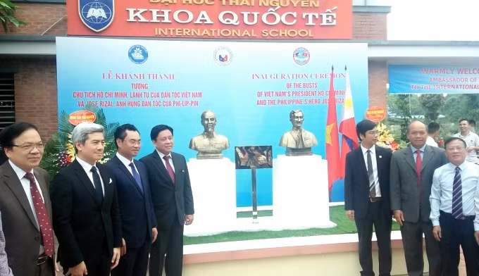 Tượng Chủ tịch Hồ Chí Minh và Anh hùng dân tộc Philippines José Rizal đặt tại ĐH Thái Nguyen. 