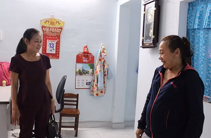 Chị Nguyễn Thị Thanh Bình (bên trái), Chủ tịch MTTQ phường Hòa Khánh Nam, quận Liên Chiểu, TP Đà Nẵng thăm hỏi gia đình chị Phạm Thị Phượng.