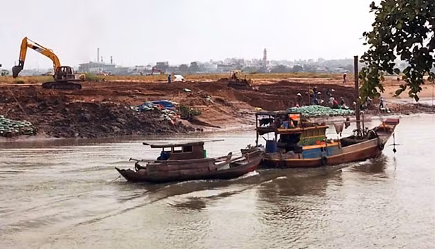 Công trường thi công bờ kè phía nam Dự án Cù lao Tân Vạn.