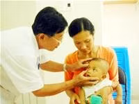 Khám mắt cho trẻ có biểu hiện
bất thường tại BV Ung bướu
TP Hồ Chí Minh.