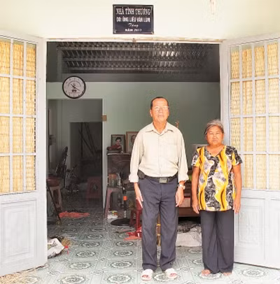 Cựu chiến binh Liêu Văn Lùm tại căn nhà tình thương do mình xây tặng.