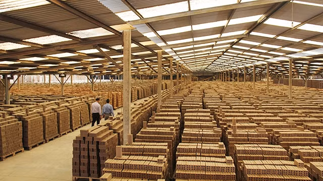Sản phẩm sản xuất ra không kịp đáp ứng nhu cầu thị trường.