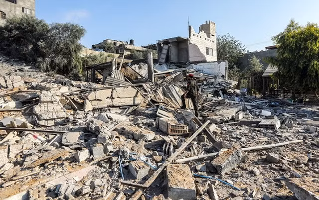 Cảnh đổ nát ở dải Gaza sau các trận không kích. Ảnh AFP