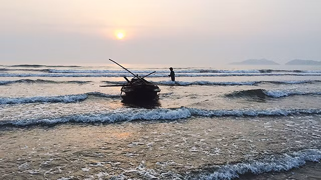Bình minh trên biển Lộc Hà.