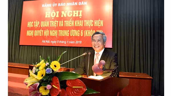 TS Trần Hồng Hà, Phó Bí thư Đảng ủy Khối các cơ quan Trung ương, giới thiệu về các Nghị quyết Trung ương 6 (khóa XII) tại Hội nghị (Ảnh: Đăng Khoa).