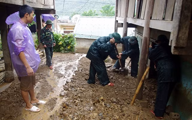 Cán bộ, nhân viên Ðoàn KT-QP 5 giúp người dân xã Tén Tằn, huyện Mường Lát (Thanh Hóa) khắc phục hậu quả lũ quét. Ảnh: MẠNH HÙNG