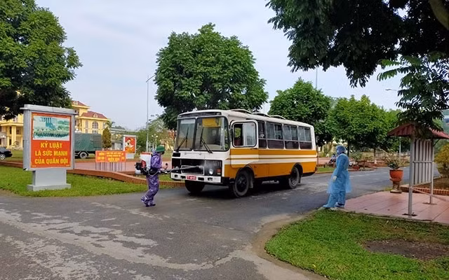 Bộ Chỉ huy Quân sự tỉnh Vĩnh Phúc tiến hành phun khử trùng xe trước khi vận chuyển người bệnh tới khu cách ly.