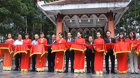 Các đồng chí đại diện lãnh đạo hai nước Việt Nam - Lào cắt băng khánh thành Khu di tích.
