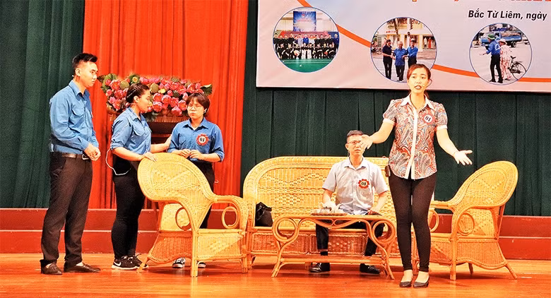 Một cảnh trong tiểu phẩm Vượt sóng của Ðoàn Thanh niên phường Xuân Ðỉnh.