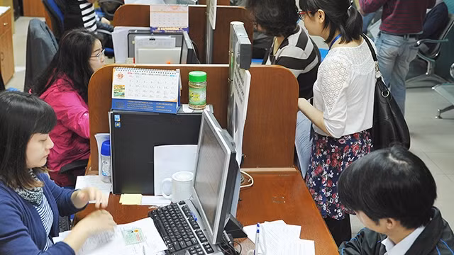 Hoàn thiện, cải cách thủ tục hành chính để cải thiện môi trường kinh doanh. Ảnh: HẢI NAM
