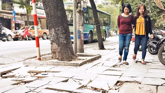 Ðá lát trên hè phố Nguyễn Hữu Huân (quận Hoàn Kiếm, Hà Nội) bị vỡ, bong tróc. Ảnh: ÐĂNG ANH