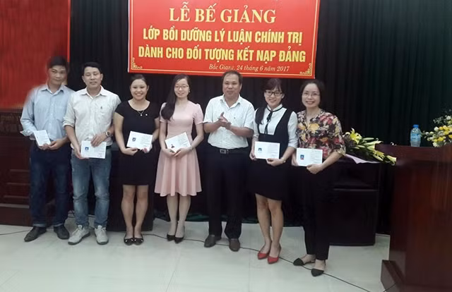 Trao chứng chỉ cho học viên của Khu Công nghiệp tỉnh Bắc Giang dự lớp bồi dưỡng lý luận chính trị tạo nguồn kết nạp Ðảng.