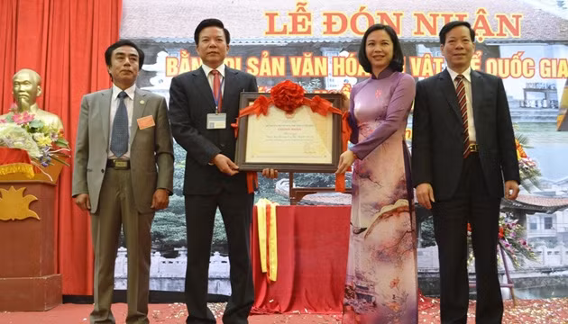 Cán bộ, nhân dân phường Thạch Bàn đón nhận bằng Di sản Văn hóa phi vật thể quốc gia.
