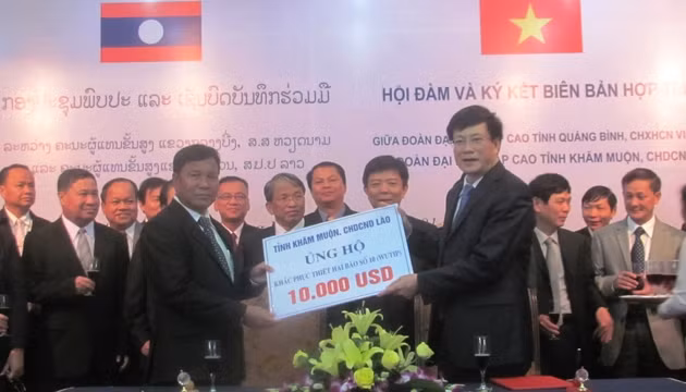 Đại diện lãnh đạo tỉnh Khăm Muộn trao hỗ trợ tỉnh Quảng Bình 10 nghìn USD khắc phục hậu quả bão số 10.