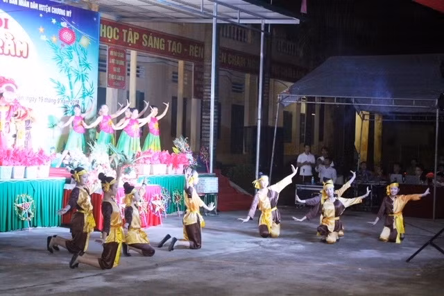 Đêm hội trăng rằm để lại kỷ niệm đẹp trong lòng các bạn nhỏ ở vùng "rốn lũ" Chương Mỹ, Hà Nội.