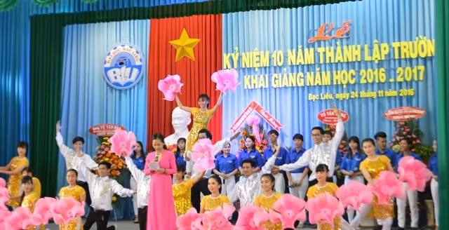 Một tiết mục văn nghệ mừng kỷ niêm 20 năm thành lập Trường Đại học Bạc Liêu.