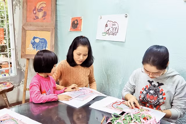 Hướng dẫn các bạn nhỏ thêu theo mẫu tranh Kim Hoàng.