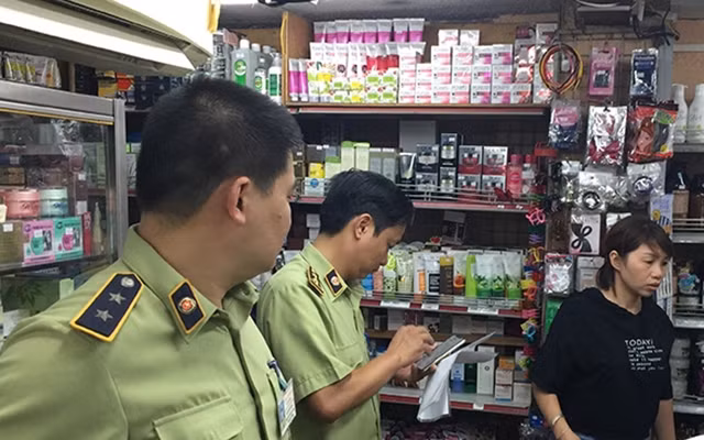 Lực lượng Quản lý thị trường Hà Nội kiểm tra một cơ sở kinh doanh mỹ phẩm tại Quận Hoàn Kiếm. Ảnh: Trịnh Quốc Dũng.