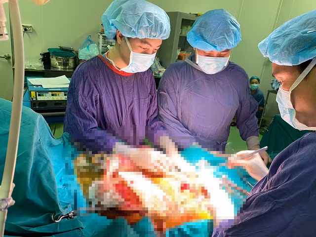 Các bác sĩ tiến hành ca ghép đa tạng đặc biệt.