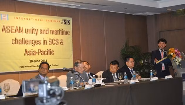 Tiến sĩ Võ Xuân Vinh trình bày tham luận về những thách thức an ninh hàng hải ở Biển Đông