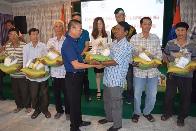 Buổi trao quà diễn ra tại trụ sở Hội Khmer - Việt Nam.