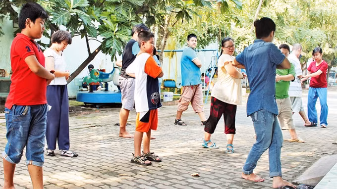Sinh viên tham gia nhóm tình nguyện hỗ trợ các em ở Trung tâm Nuôi dưỡng bảo trợ trẻ tàn tật, mồ côi Thị Nghè những kỹ năng vận động và giao tiếp.