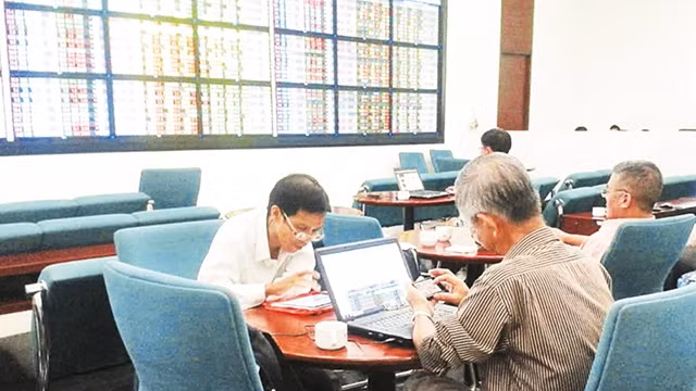 Nhiều nhà đầu tư chưa muốn giải ngân dẫn tới thanh khoản TT rất thấp. Ảnh: NG.ANH