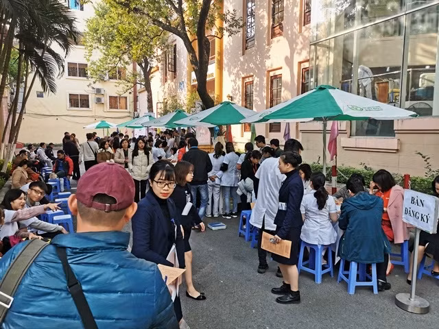 Đông đảo các cán bộ y tế bệnh viện tham gia hiến máu.