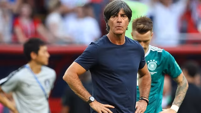 HLV Joachim Loew nhận được nhiều chỉ trích vì quá ưu ái các cầu thủ luống tuổi.