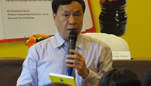 PGS, TS Đinh Ngọc Vượng giới thiệu cuốn sách do ông đồng chủ biên.